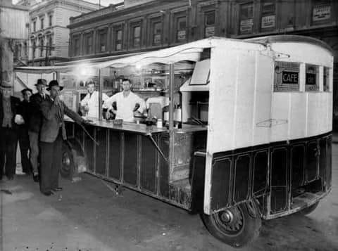 Hier is ‘n foto van die paai-kar Pie cart outside the old railway station