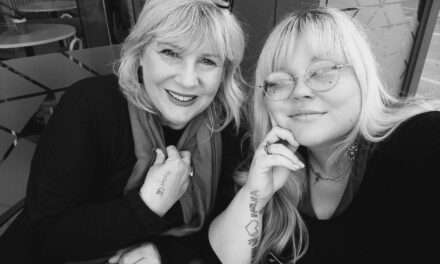 Christian Sisters gesels oor handsakke, en barmhartigheid